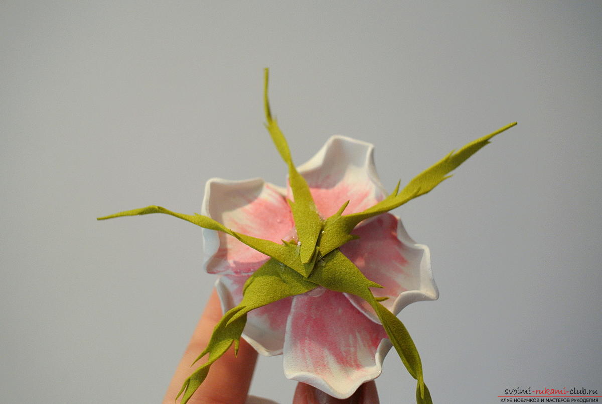 Мастер-класс поможет создать бутоньерку, для которой цветы изготавливаются своими руками из фоамирана.. Фото №13